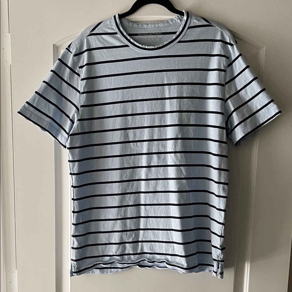 Banana Republic Men's Light Blue and Black Striped Tee